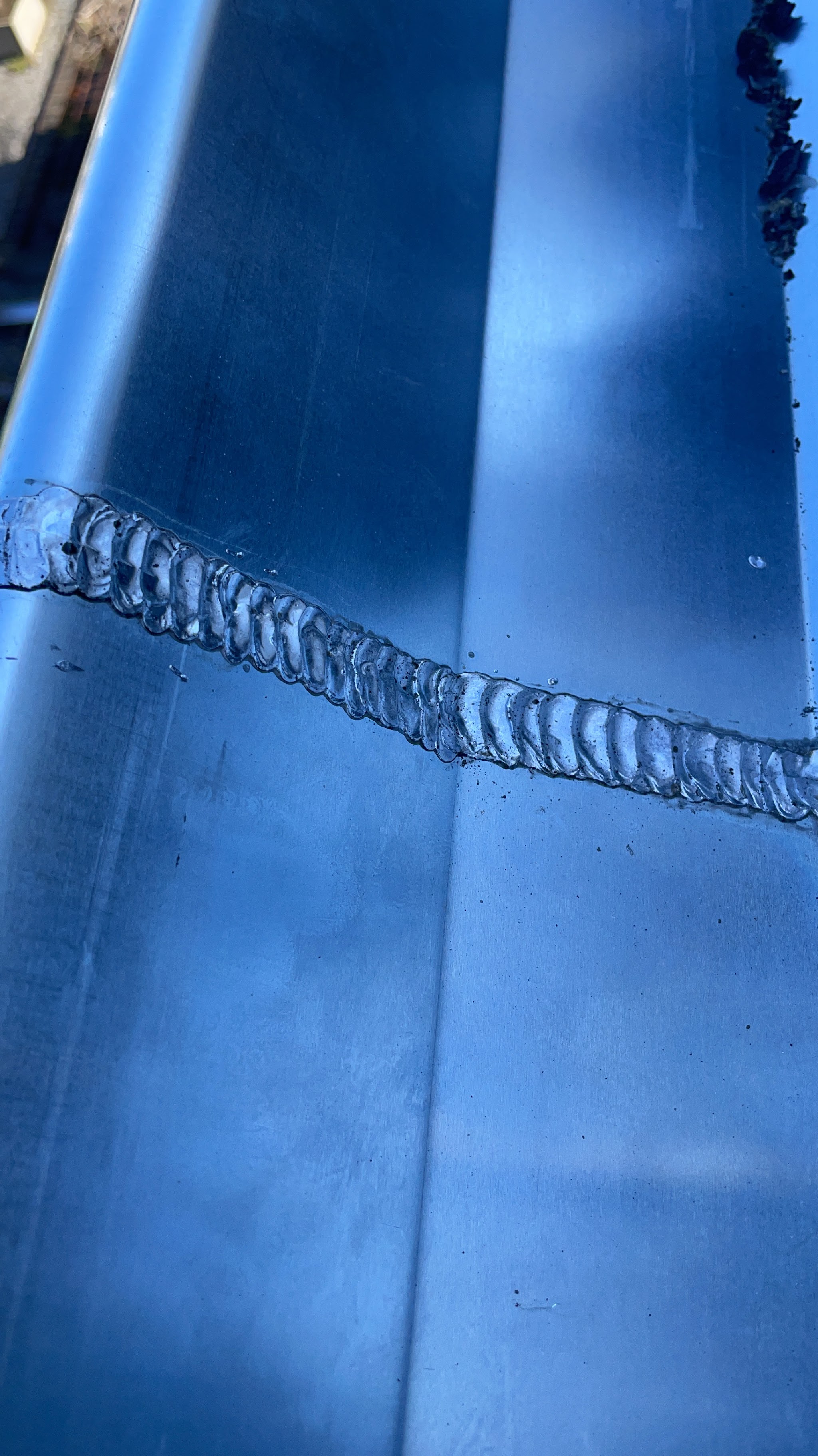 Detail van een gelaste naad in een zinken dakgoot